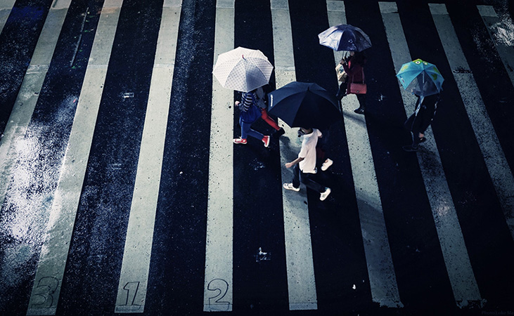 憂鬱な梅雨の時期に快適におしゃれを楽しむ雨の日ファッション