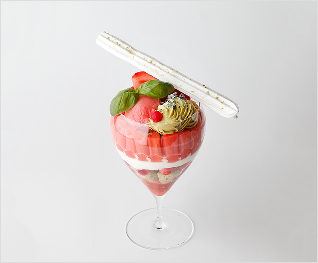ストロベリーとルバーブ バジリコのパフェ