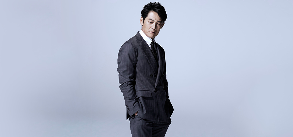 直球の美しさ。反町隆史にジョルジオ アルマーニのスーツが似合う理由とは？～See you in GQ～