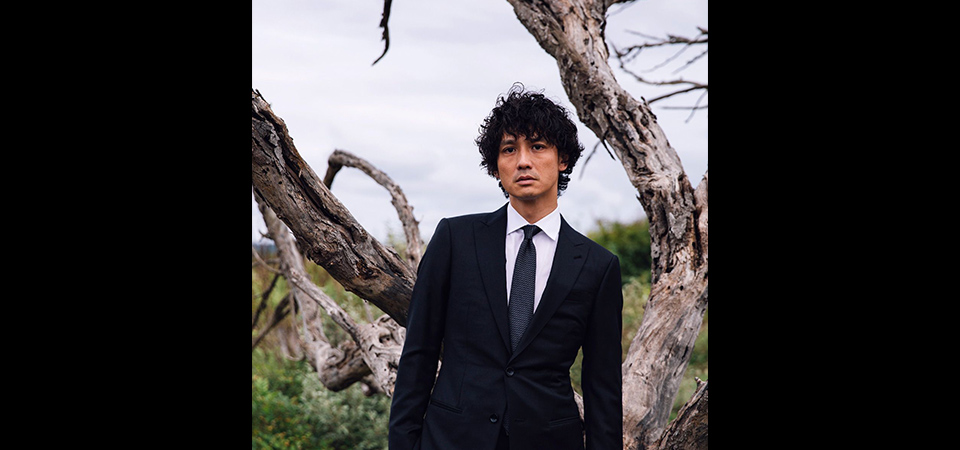 「レッドカーペットの上で胸を張って歩けるような格好いいスーツ」俳優・安藤政信氏がジョルジオ アルマーニの「メイド トゥ メジャー」でオーダーしたスーツが完成 ～See you in GQ～