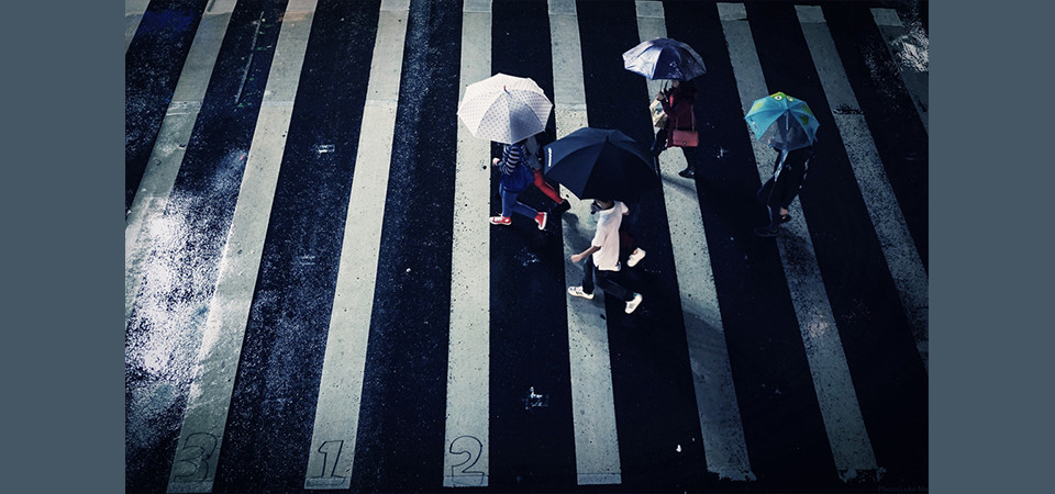 憂鬱な梅雨の時期に快適におしゃれを楽しむ雨の日ファッション
