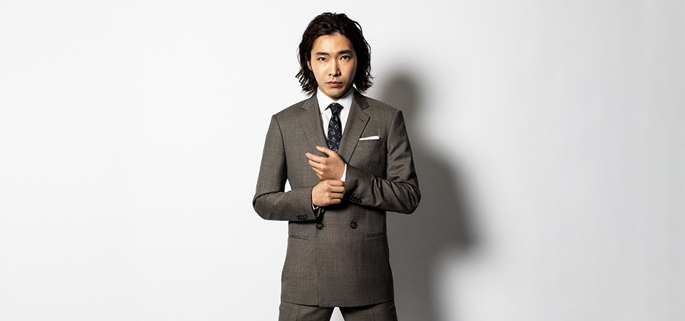 柄本 佑が仕立てたジョルジオ アルマーニのオーダースーツ、あなたならいつ、どう着る? ~See you in GQ~