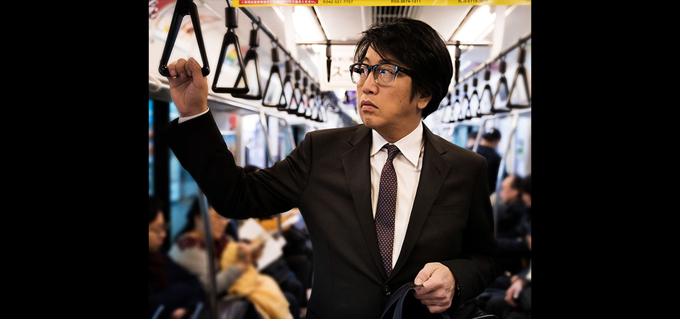 シンガーソングライターダンサーとして活躍する岡村靖幸氏がジョルジオ アルマーニの「メイド トゥ メジャー」で仕立てたスーツが完成 ~See you in GQ~