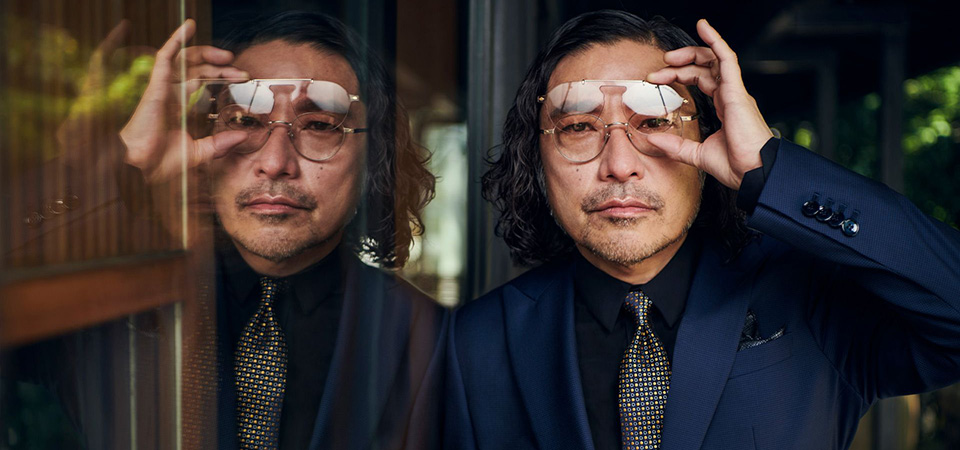 トータス松本がジョルジオ アルマーニの「メイド トゥ メジャー」のスーツに身を包み、登場 ~See you in GQ~