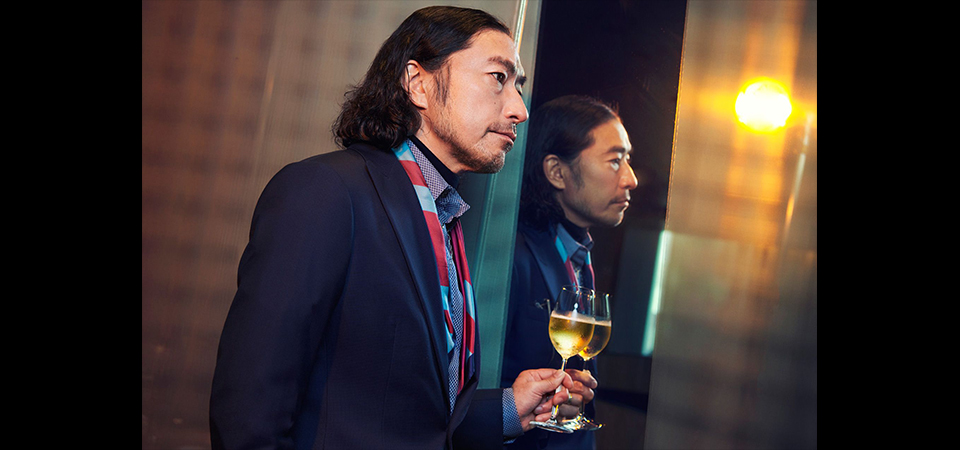 ジョルジオ アルマーニの「メイド トゥ メジャー」のスーツに身を包んだトータス松本が登場 ~See you in GQ~